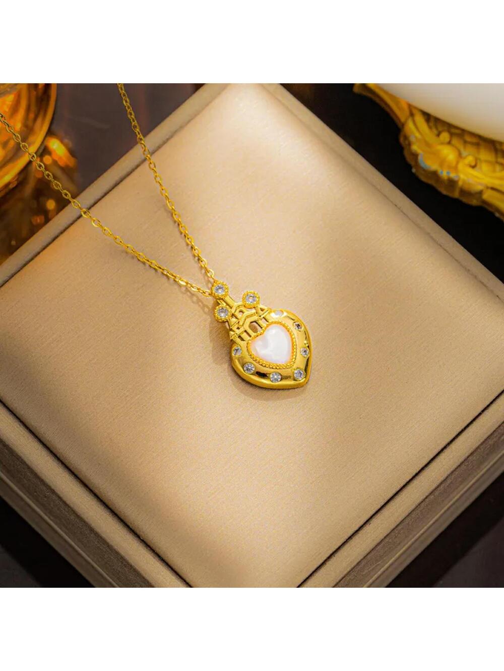 Castle heart  - Necklace - Gold - CZs - 18"